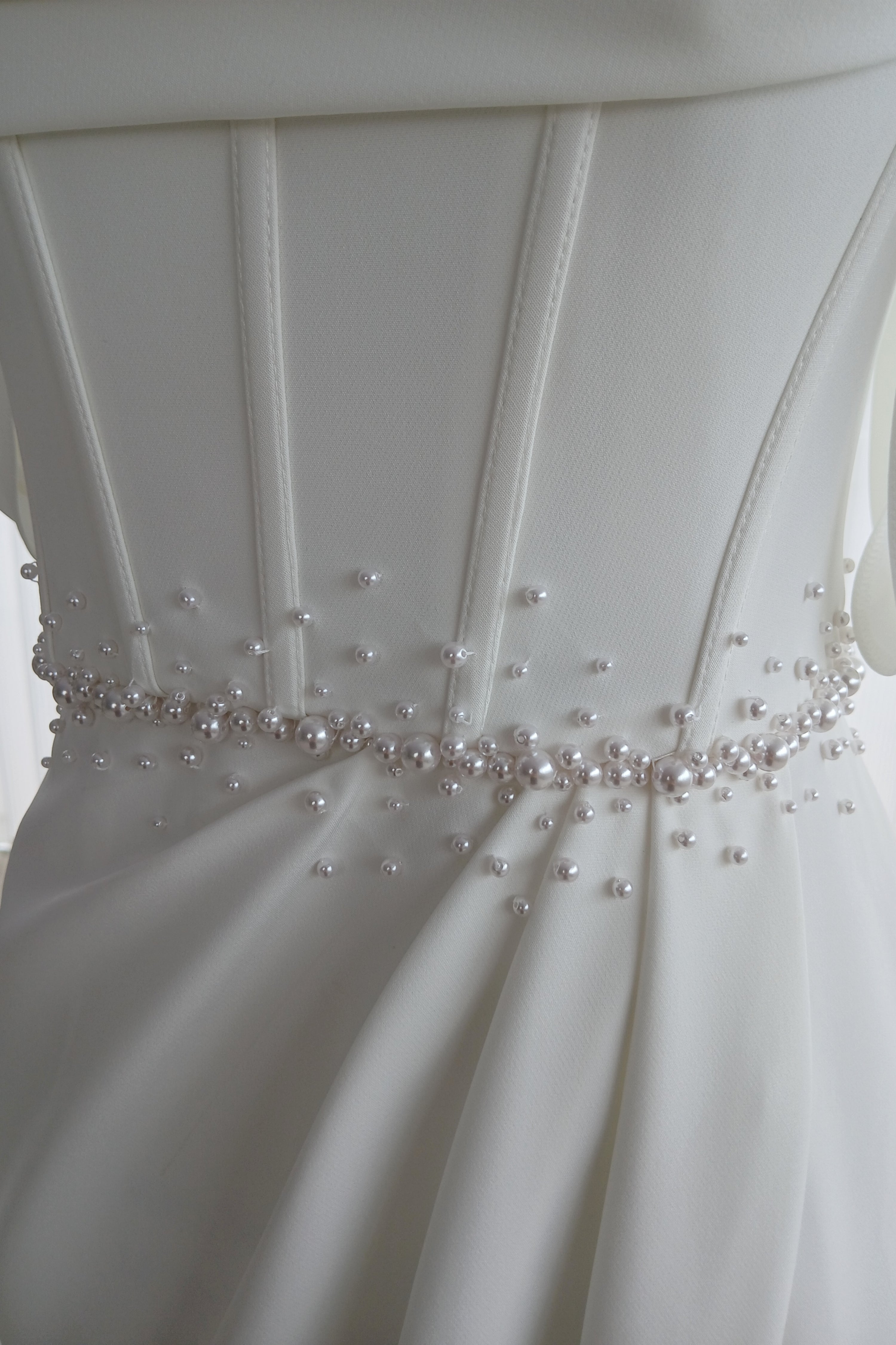 Handgefertigtes Brautkleid mit Perlen und schulterfreien Flügelärmeln LVB2697 