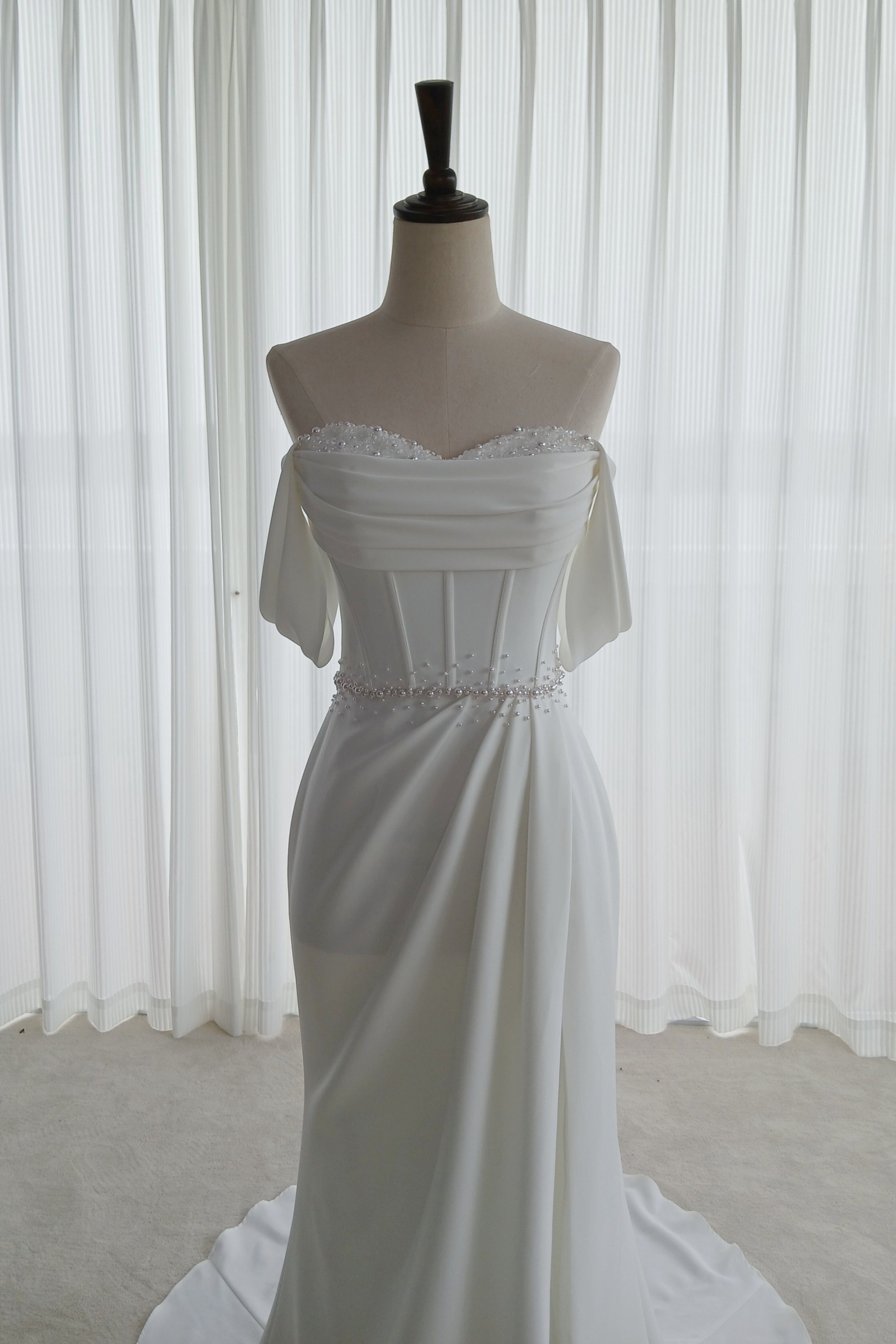 Handgefertigtes Brautkleid mit Perlen und schulterfreien Flügelärmeln LVB2697 