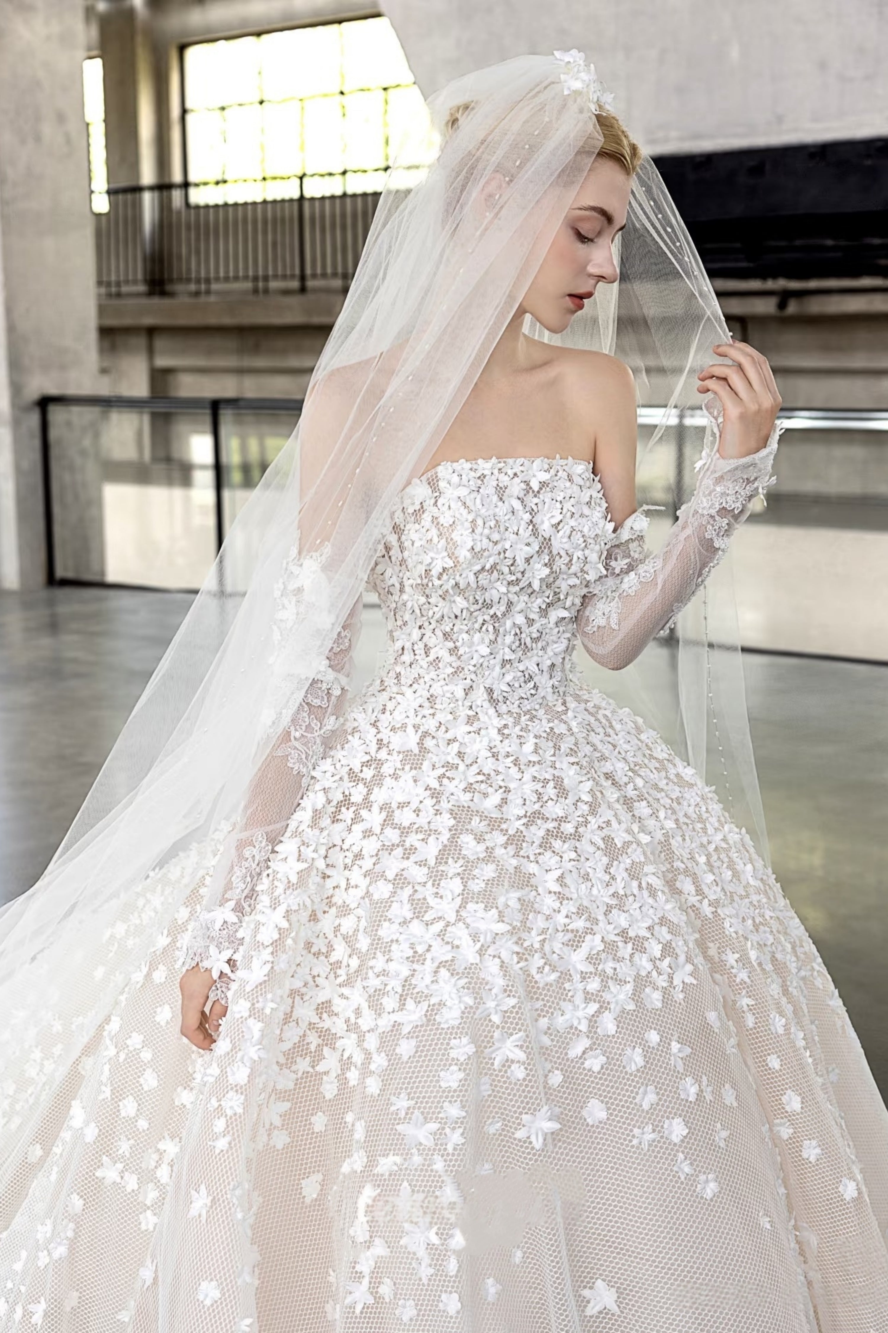 Wedding gown with veil and gloves LVB2707