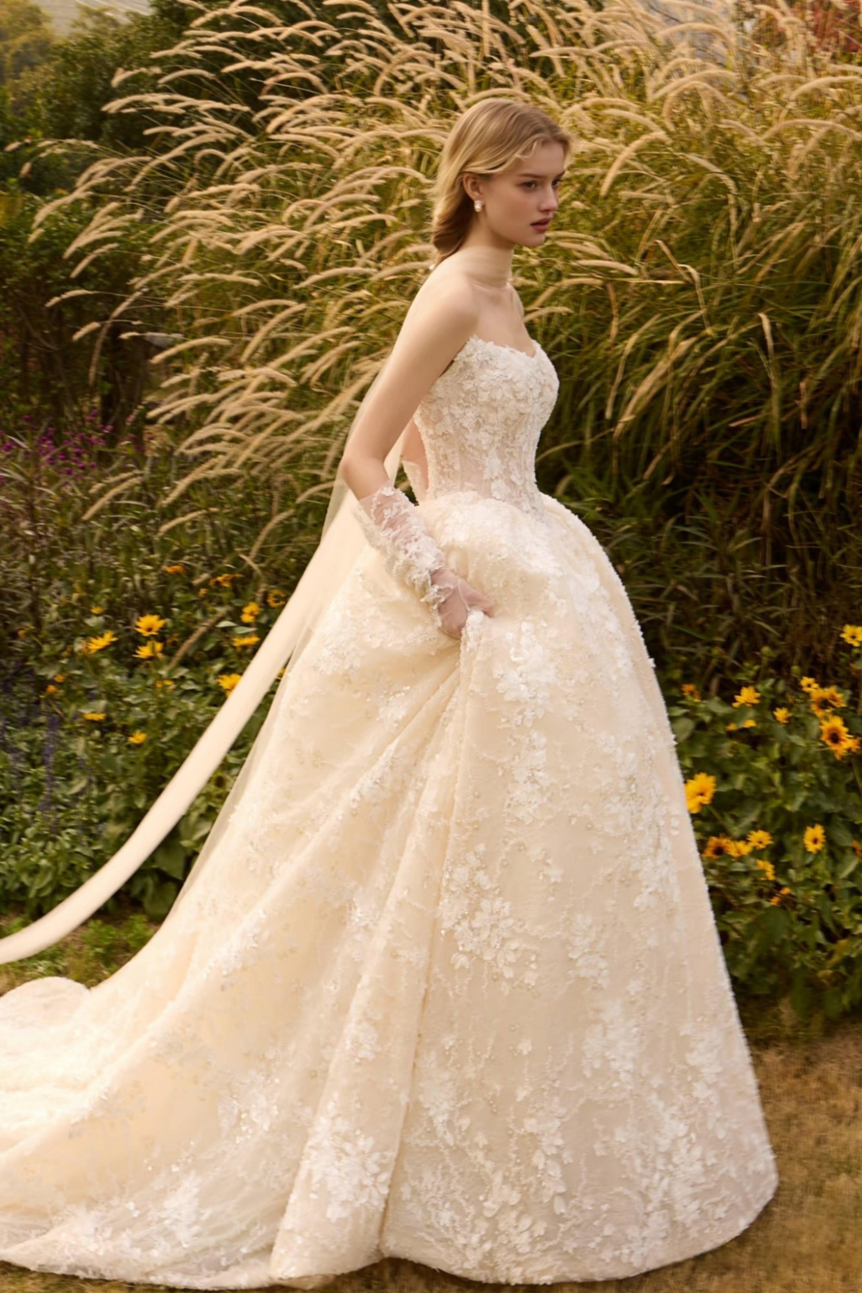 Sleeveless all-over lace beaded wedding gown LVB2748