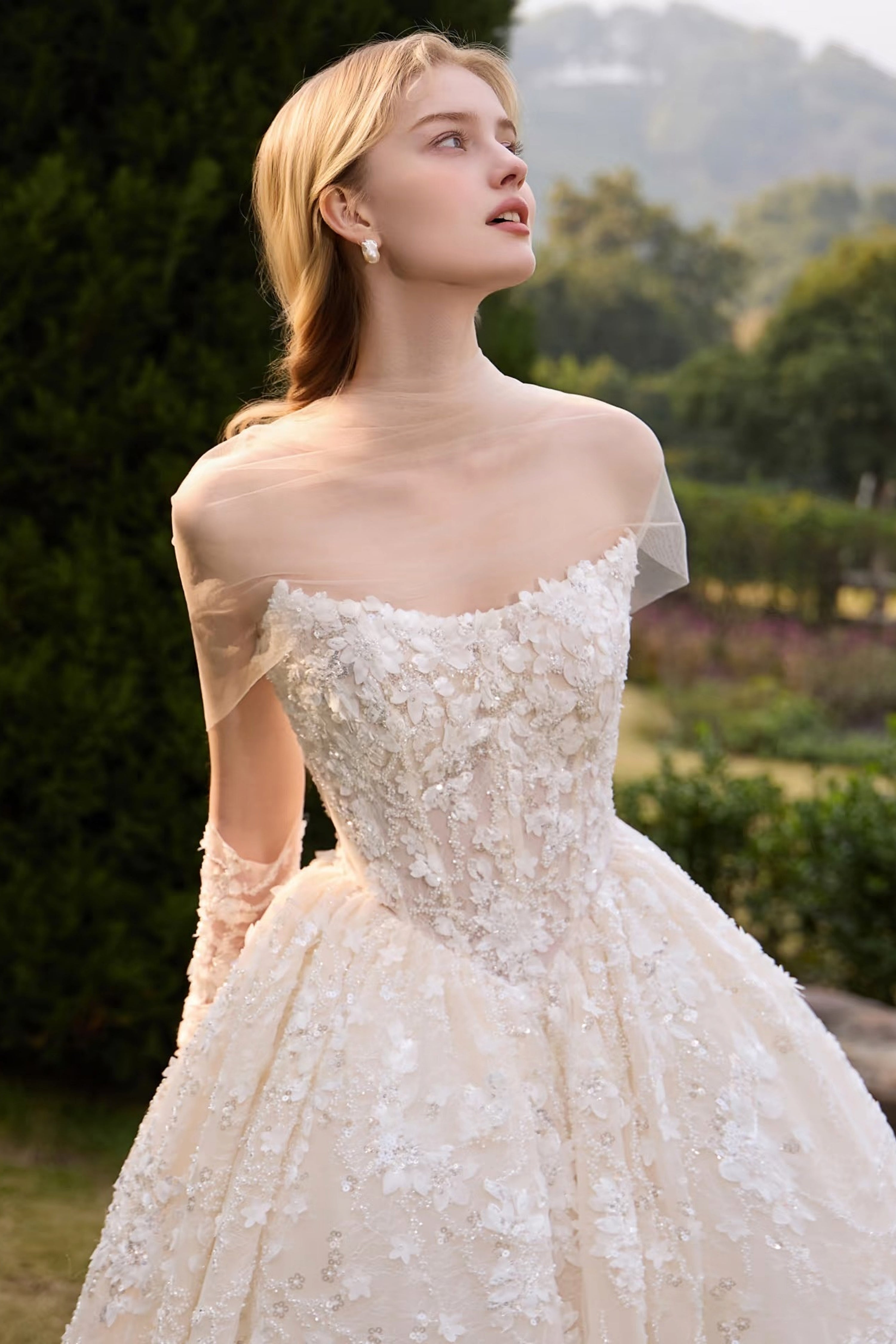 Sleeveless all-over lace beaded wedding gown LVB2748